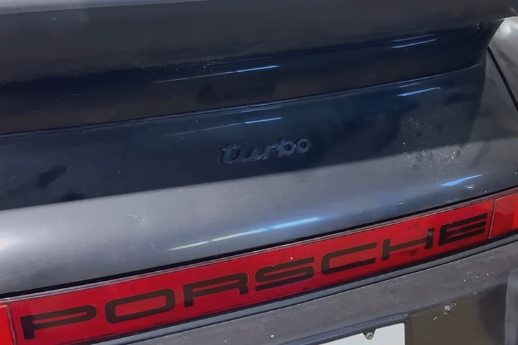 Dengan harga baru sekitar $25.880 (sekitar $88.000 dalam nilai tukar saat ini), mobil ini merupakan salah satu mobil termahal yang bisa Anda beli di Amerika. Transmisi manual empat percepatan pada 930 menjadi bagian dari daya tariknya. 7-7234.jpg