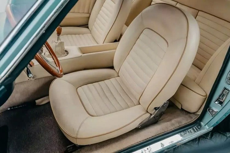 Chiếc xe không chỉ ở trong tình trạng hoàn hảo mà còn sở hữu sự kết hợp màu sắc hiếm có: ngoại thất Azzurro Cielo (xanh lam nhạt) kết hợp với nội thất màu kem. Hơn nữa, chiếc Islero ban đầu thuộc sở hữu của một thành viên Hoàng gia Tây Ban Nha. 5-9962.jpg