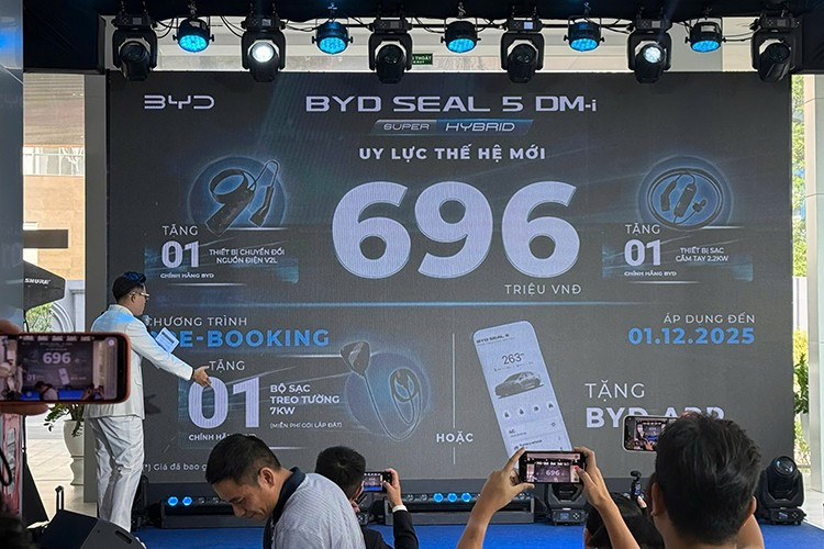 بالإضافة إلى ذلك، تم تجهيز BYD SEAL 5 أيضًا بـ 16 نظام أمان متقدم مثل التحكم النشط في الجسم (VDC)، والفرامل الإلكترونية الذكية (IPB)، والتسارع غير المقصود (BOS)، والتحكم في السرعة (CC)، ومراقبة ضغط الإطارات (TPMS)،... 13-7478.jpg