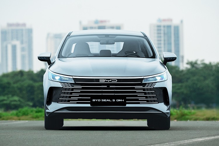 في BYD Vietnam، تتمتع جميع طرازات السيارات بضمان قياسي للسيارة لمدة 6 سنوات (ما يعادل أول 150,000 كم، أيهما يأتي أولاً)، وضمان على المحرك الكهربائي ووحدة التحكم في المحرك الكهربائي والبطارية لمدة تصل إلى 8 سنوات (ما يعادل أول 160,000 كم، أيهما يأتي أولاً). 12-6126.jpg