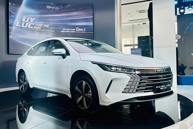 تم إطلاق سيارة BYD SEAL 5 2026 الجديدة رسميًا في السوق الفيتنامية. وهي أول سيارة سيدان من الفئة C في فئتها مزودة بتقنية الشحن الهجين الخارجي (PHEV). يجمع غطاء المحرك ذو الإطار الكامل بين شبك أمامي مطلي بالكروم بدون إطار. كما أنها مجهزة بالكامل بنظام إضاءة LED 1-6668.jpg