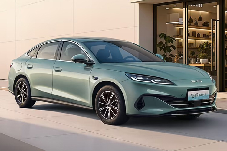 Bulan lalu, pemerintah Cina menaikkan kriteria pengecualian pajak untuk mobil hibrida menjadi mobil listrik murni dengan jangkauan lebih dari 100 km, yang memaksa produksi model dengan jangkauan lebih rendah dihentikan, termasuk Seal 06 DM-i 2025 dengan baterai kecil, dengan jangkauan 80 km. 1-1678.jpg