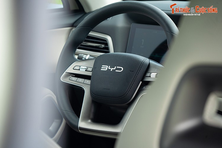 Mașina este echipată cu un ecran central de 12,8 inci, care se poate roti la 90 de grade, acceptă conexiune wireless Apple CarPlay și Android Auto și control vocal vietnamez. 6-4763.jpg