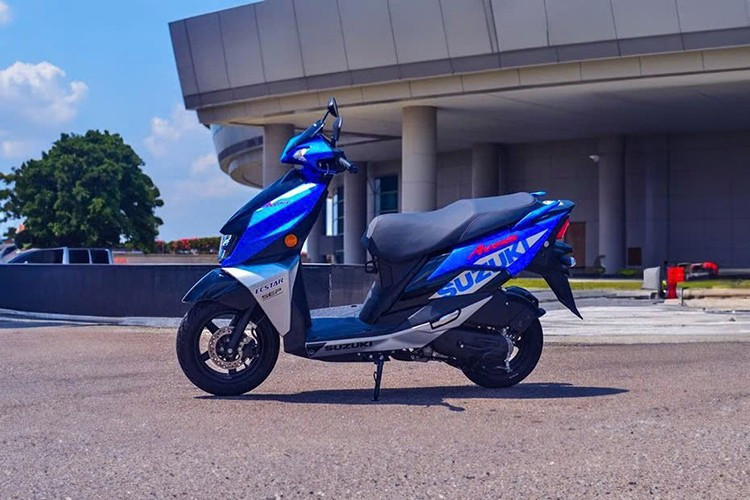 На этот раз модель скутера Suzuki Avenis 2025 сменила цветовую гамму, придав ему новый облик, но сохранив характерный четкий дизайн и гибкую эксплуатацию, которые так нравятся пользователям. 9-5796.jpg
