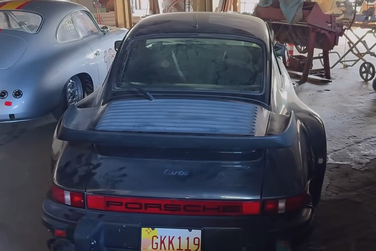 Pemiliknya, Clark, seorang kolektor mobil klasik yang bergairah, membeli mobil tersebut sebagai bagian dari trio Turbo, 944 Cabriolet, dan Mercedes-Benz E500 yang diproduksi bersama Porsche. Namun, 930-lah yang paling berkesan baginya. 8-3155.jpg