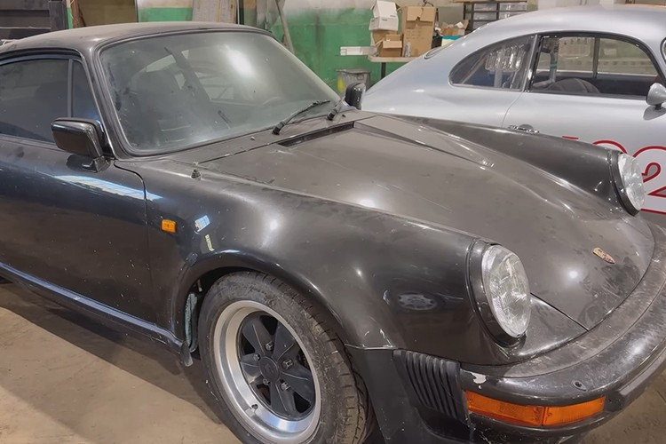 Ketika Porsche meluncurkan 911 Turbo (Tipe 930) pada tahun 1975, dunia belum pernah melihat yang seperti itu. Para insinyur Stuttgart mengambil mesin flat-six 3.0 liter yang telah teruji dari Carrera RS, menambahkan satu turbocharger KKK, dan menciptakan mobil yang dapat mengungguli Ferrari dengan harga setengahnya. 6-8520.jpg