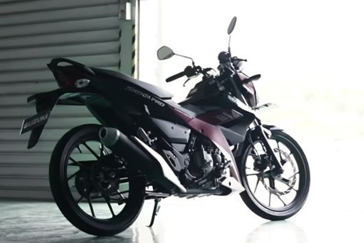 ម៉ូឌែលទាំងពីរនៃ Suzuki Satria 2026 ប្រើម៉ាស៊ីនសាំង DOHC 4-valve ត្រជាក់ 147cc ដូចគ្នា ជាមួយនឹងប្រព័ន្ធចាក់ប្រេងអេឡិចត្រូនិច Fi រួមបញ្ចូលគ្នា។ យោងតាមព័ត៌មានរបស់អ្នកផលិតម៉ាស៊ីននេះផលិតកម្លាំង 18.1 សេះ នៅ 10.000 rpm កម្លាំងបង្វិលអតិបរមា 13.8 Nm នៅ 8.500 rpm ជាមួយនឹងប្រអប់លេខ 6 វគ្គ។ 2-7522.jpg