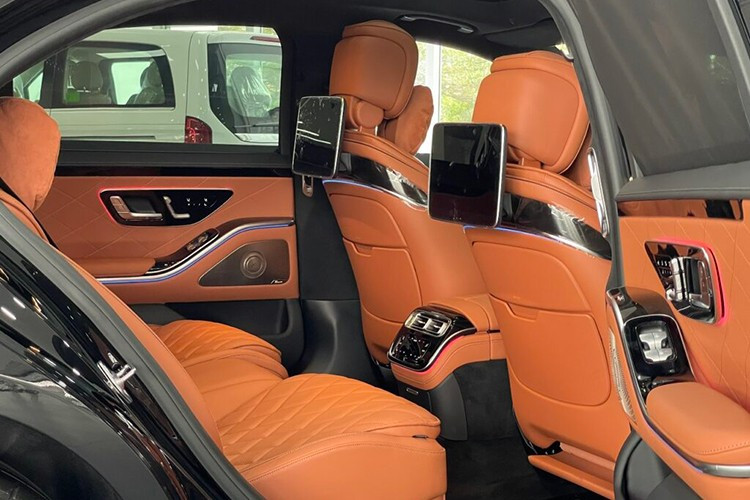 Sabe-se que o novo Mercedes-Benz S450 Luxury, que foi oficialmente desembalado pela irmã de Mai Phuong Thuy, tem um preço de venda de apenas cerca de 5 bilhões de VND. Curiosamente, ela revelou que sua irmã lhe deu até 8 bilhões de VND para comprar um carro de luxo. 13-6122.jpg