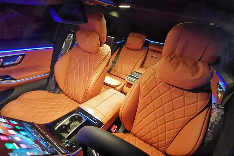 A nova geração do Mercedes-Benz S450 Luxury 4Matic está equipada com um motor a gasolina de 3,0 litros com tecnologia EQ Boost, produzindo uma potência máxima de 367 cavalos e um torque máximo de 500 Nm. Essa potência é acompanhada por uma transmissão automática de 9 velocidades, com tração nas quatro rodas. 11-944.jpg