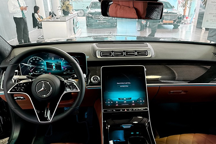 A versão Luxury do Mercedes-Benz S450 conta com bancos em couro Nappa de alta qualidade, painel e volante também revestidos em couro Nappa. A segunda fileira de bancos conta com vidros isolantes escurecidos, um tablet com controle MBUX e controle por gestos. 10-2731.jpg