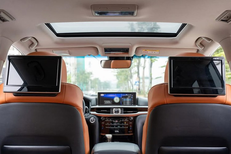 Những trang bị tiện nghi cao cấp gồm có màn hình trung tâm 12,3 inch, hệ thống âm thanh 19 loa Mark Levinson, màn hình HUD, cửa sổ trời, sạc không dây,... Điểm đặc biệt của chiếc LX 570 Super Sport này nằm ở khoang hành khách phía sau. Xe đã được độ lại nội thất bởi thương hiệu MBS Automotive – đơn vị nâng cấp xe sang đến từ Dubai.