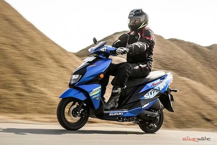 Suzuki Avenis 125 2025 года официально поступит в продажу в Японии 28 октября 2025 года по цене 284 900 иен (около 49 миллионов донгов). Решение Suzuki сохранить цену неизменной, несмотря на улучшение цвета и доработки двигателя, считается важным событием на фоне тенденции многих других автопроизводителей к повышению цен. 3-6185.jpg
