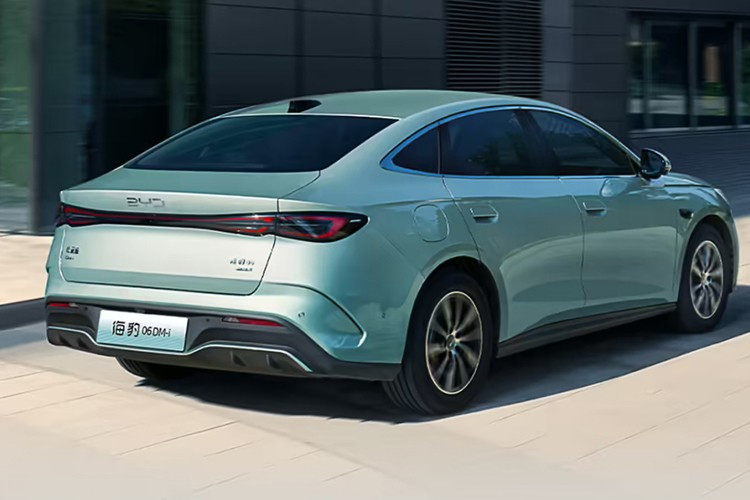 Berkat baterai berkapasitas besar, Seal 06 DM-i 2026 memiliki jangkauan listrik murni sejauh 128 km, sehingga mobil ini melampaui standar jangkauan EV >100 km dan menikmati insentif pajak NEV baru di Tiongkok. Parameter ini setara dengan model Seal 05 DM-i yang baru-baru ini diluncurkan di Vietnam. 2-3966.jpg