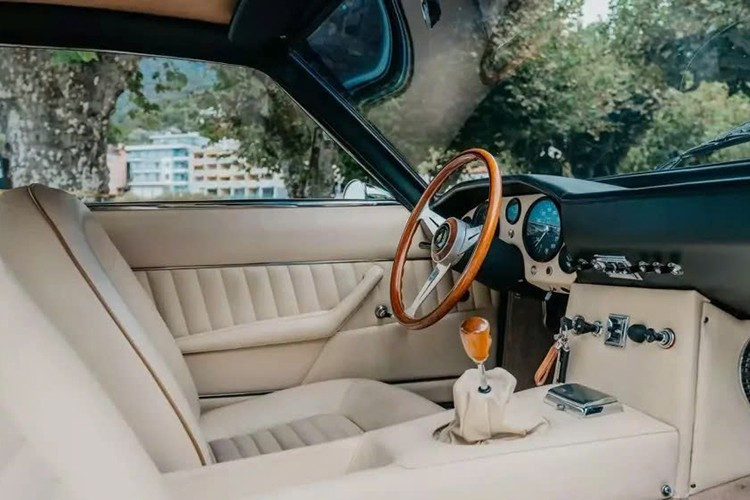 Và đó chính xác là lý do tại sao chiếc xe năm 1969 này trong bộ sưu tập Azzurro Cielo lại có một diện mạo đáng chú ý. Mới đây, một chiếc Islero xuất hiện trong các lô xe cho phiên đấu giá Zurich năm 2025 sắp tới của hãng Broad Arrow. 6-887.jpg