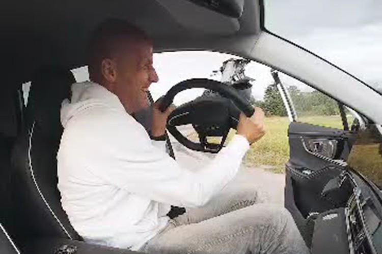 Este vídeo deixou muitos espectadores confusos e preocupados com a qualidade de montagem dos carros chineses. 1.jpg