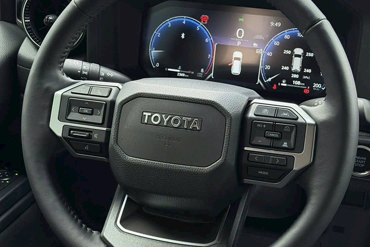 The car's interior features a classic-style steering wheel design, with the word 4-6668.jpg