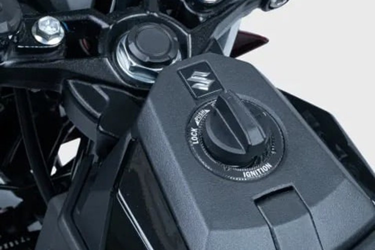 កំណែ Satria F150 នៅតែរក្សាការរចនាផ្នែកខាងមុខដូច Raider នៅប្រទេសវៀតណាម ខណៈពេលដែលព័ត៌មានលម្អិតនេះនៅលើកំណែ Satria Pro ត្រូវបានផ្លាស់ប្តូរជាមួយនឹងអំពូល LED ដែលមានស្រទាប់ធំ រួមបញ្ចូលជាមួយនឹងសញ្ញាវេននៅសងខាង។ ផ្នែក 4-483.jpg