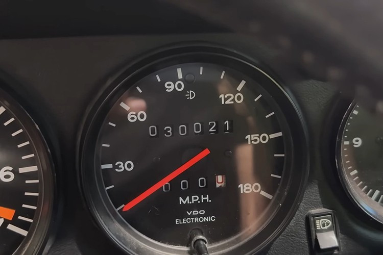 Selama masa produksinya, dari tahun 1975 hingga 1989, Porsche memproduksi 2.819 unit Turbo 3.0 liter asli dan 18.770 unit Turbo 3.3 liter, model yang digunakan mobil ini. Angka produksi tahun 1981 tersebut menjadikannya salah satu tahun produksi paling langka di seluruh era 930. 5-7942.jpg