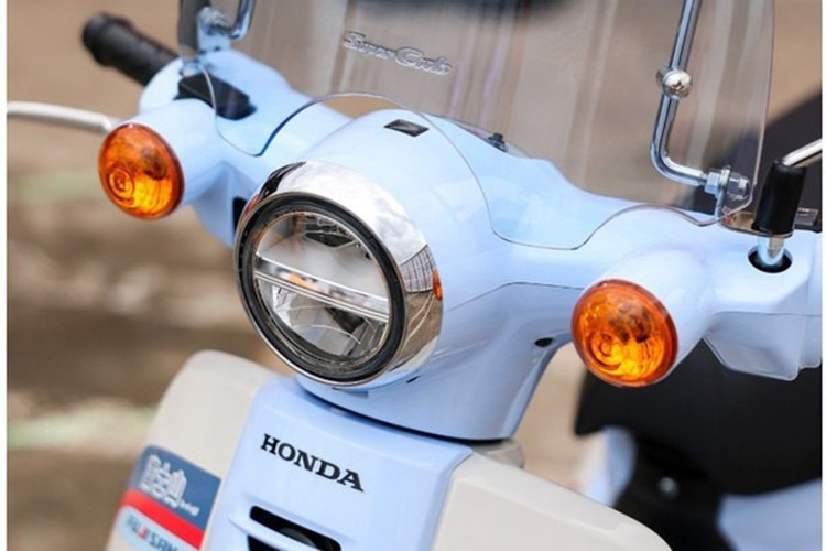 Модель Super Cub Fujisan Limited Edition также отличается множеством особых деталей, таких как прозрачное синее ветровое стекло, комплект защиты кузова и передний багажник, что создает классический облик с нотками современности. 9-3580.jpg