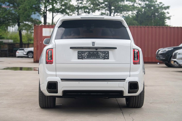 Cullinan Black Badge Series II по-прежнему оснащается двигателем V12 объёмом 6,75 л мощностью 600 лошадиных сил и крутящим моментом 900 Н·м. Двигатель работает в паре с 8-ступенчатой коробкой передач ZF с сателлитным переключением передач и полным приводом. 3-1931.jpg