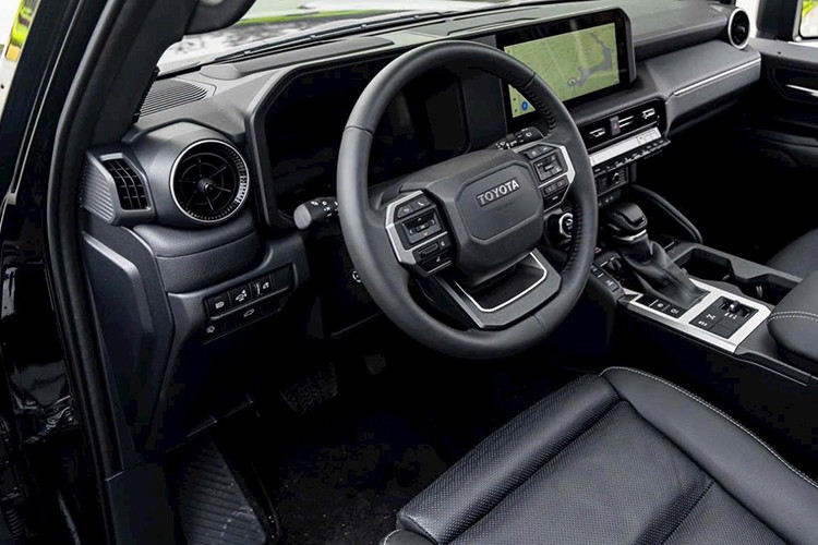 Toyota Land Cruiser Prado 2025 is currently on sale in the Vietnamese auto market and belongs to the fifth generation, launched to domestic consumers in October 2024. 3-4589.jpg