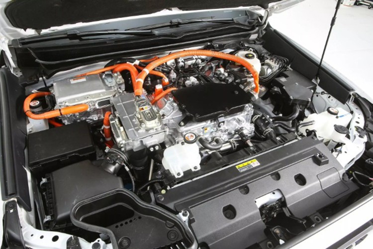 Главной особенностью автомобиля является трансмиссия. Toyota оснащает Tacoma H2 Overlander двумя электродвигателями общей мощностью 547 лошадиных сил, литий-ионным аккумулятором ёмкостью 24,9 кВт⋅ч и топливным элементом Mirai. Система включает в себя три водородных баллона высокого давления, расположенных в шасси для оптимизации пространства и безопасности. 6-8420.jpg