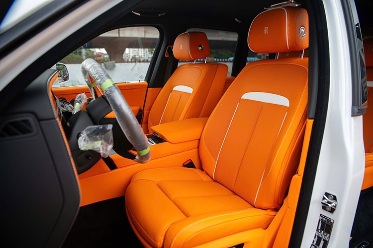 Салон Rolls-Royce Cullinan Black Badge 2025 года обтянут оранжевой кожей Hermes в сочетании с элементами из карбона. За кожаным рулевым колесом расположена большая цифровая приборная панель — новый центральный информационный экран с интерфейсом, аналогичным интерфейсу электромобиля Spectre. 5-7044.jpg