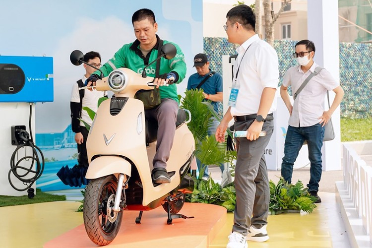 人々の交通習慣の変化を促すため、ハノイ市は多くの直接的なインセンティブを盛り込んだグリーンエネルギーへの移行を支援する政策を立案している。 1-111.jpg