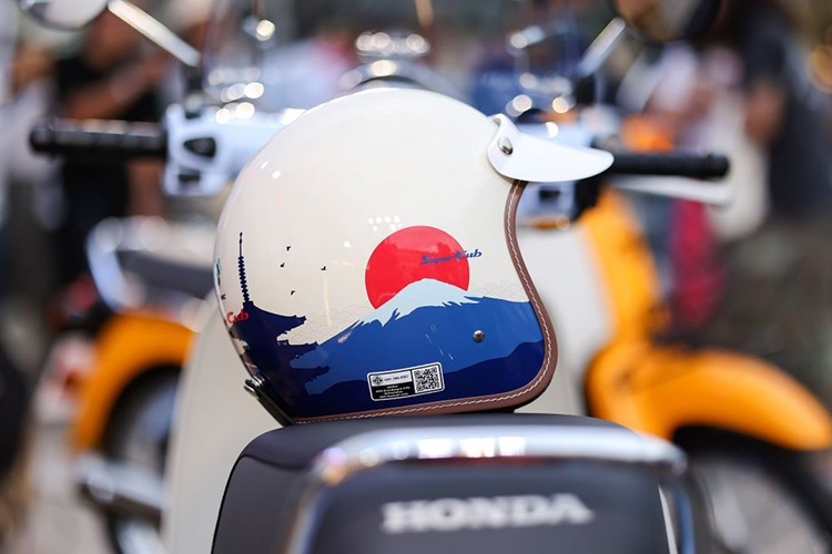На мотоцикле Super Cub Fujisan Limited Edition установлен 110-кубовый, 4-тактный двигатель SOHC с воздушным охлаждением, который развивает мощность 9,1 лошадиных сил и максимальный крутящий момент 9,3 Нм. 4-4955.jpg
