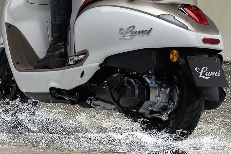 O veículo pode atingir uma velocidade máxima de 85 a 90 km/h, com um consumo de combustível impressionante de apenas 1,75 a 2 litros/100 km, o que equivale a uma autonomia de 250 a 300 km com um tanque de 5,7 litros. Um ponto notável é que a Haojue ainda mantém a partida mecânica, garantindo praticidade no projeto. 9-8921.jpg