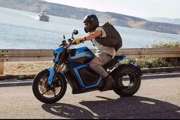 A new battery technology enables electric motorcycles to travel nearly 300 km with a 10 minute charge.