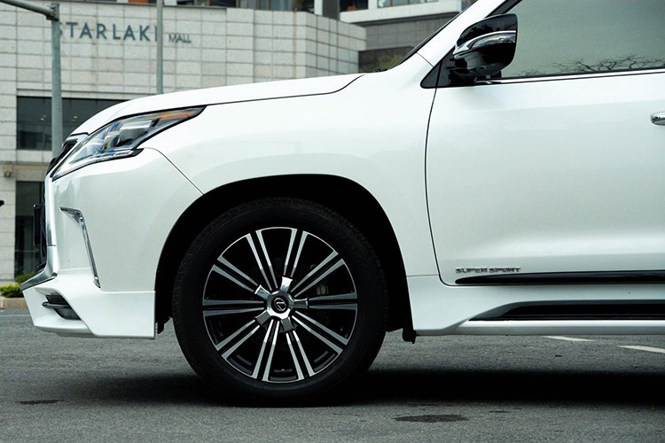 Xe được trang bị bộ mâm đa chấu 21 inch, bậc lên xuống cố định, cụm đèn hậu dạng "sao rơi" độc đáo kết hợp với ốp crôm tạo điểm nhấn sang trọng cho phần đuôi xe. Cản sau thiết kế cân đối với hai ống xả giả, góp phần làm nổi bật phong cách thể thao của mẫu SUV hạng sang này.