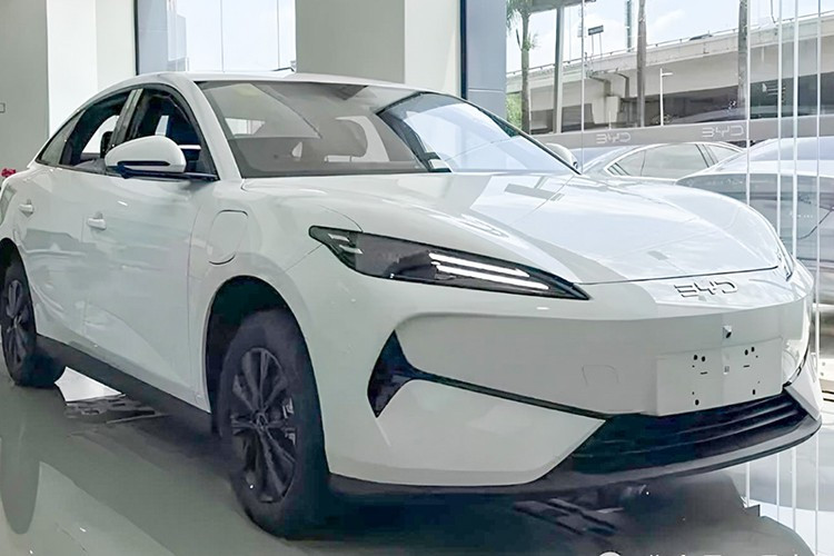 Sedan điện BYD e7 giá rẻ, chỉ 350 triệu có về Việt Nam