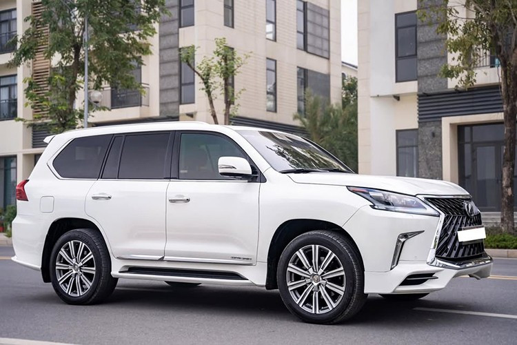 Chiếc Lexus LX 570 Super Sport đời 2019 trong bài viết này được nhập khẩu Trung Đông, hiện đang được chào bán trên thị trường xe cũ với mức giá 7,35 tỷ đồng. Theo thông tin từ người rao bán, chiếc xe sở hữu ngoại thất màu trắng sang trọng, nội thất phối màu đỏ - đen thể thao. Sau 6 năm sử dụng, mẫu xe này đã vận hành được khoảng 70.000 km.