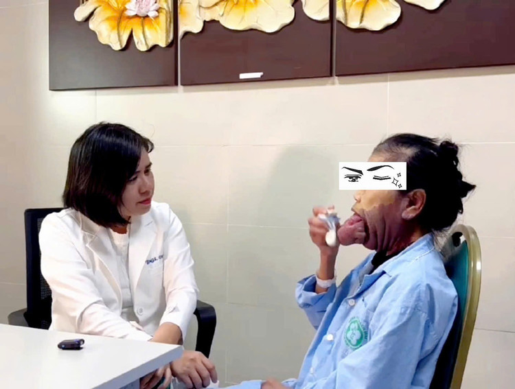 PGS. TS Phạm Thị Việt Dung - Trưởng khoa Phẫu thuật Tạo hình Thẩm mỹ, Bệnh viện Bạch Mai thăm khám cho bà T. - Ảnh BVCC