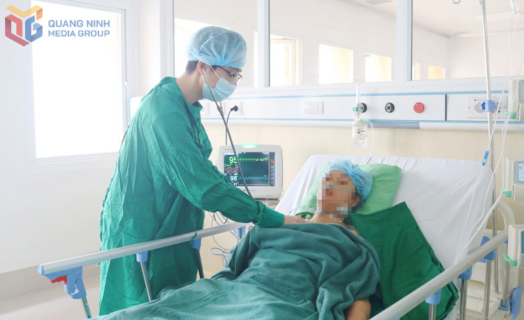 BSCKI Phạm Thanh Tùng, Phó khoa Hồi sức tích cực Nội, Bệnh viện Việt Nam - Thụy Điển Uông Bí đang khám, kiểm tra sức khỏe cho bệnh nhân sau phẫu thuật ghép thận - Ảnh BVCC