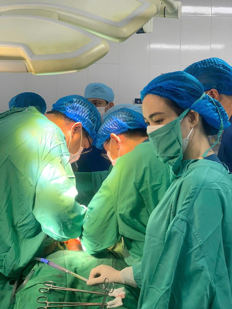 Thực hiện ca phẫu thuật cho sản phụ - Ảnh BVCC