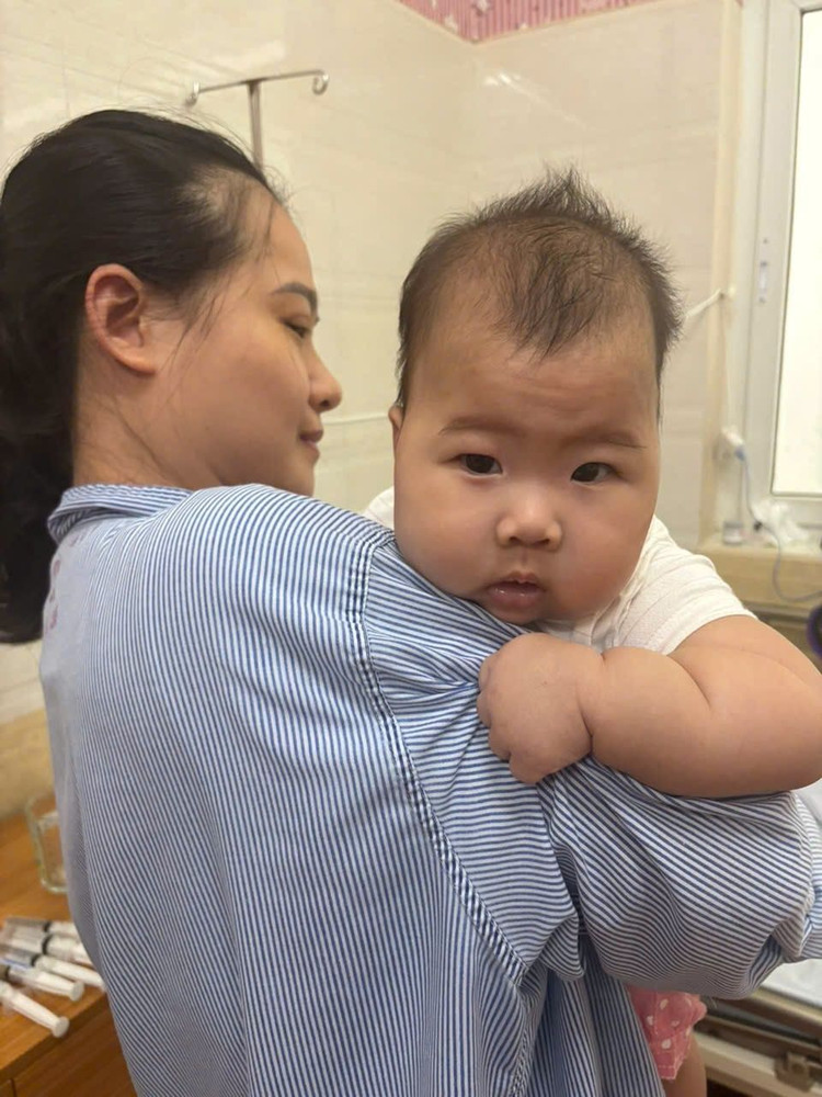 Bé gái 5,5 tháng tuổi đã hồi phục về bên mẹ - Ảnh BVCC