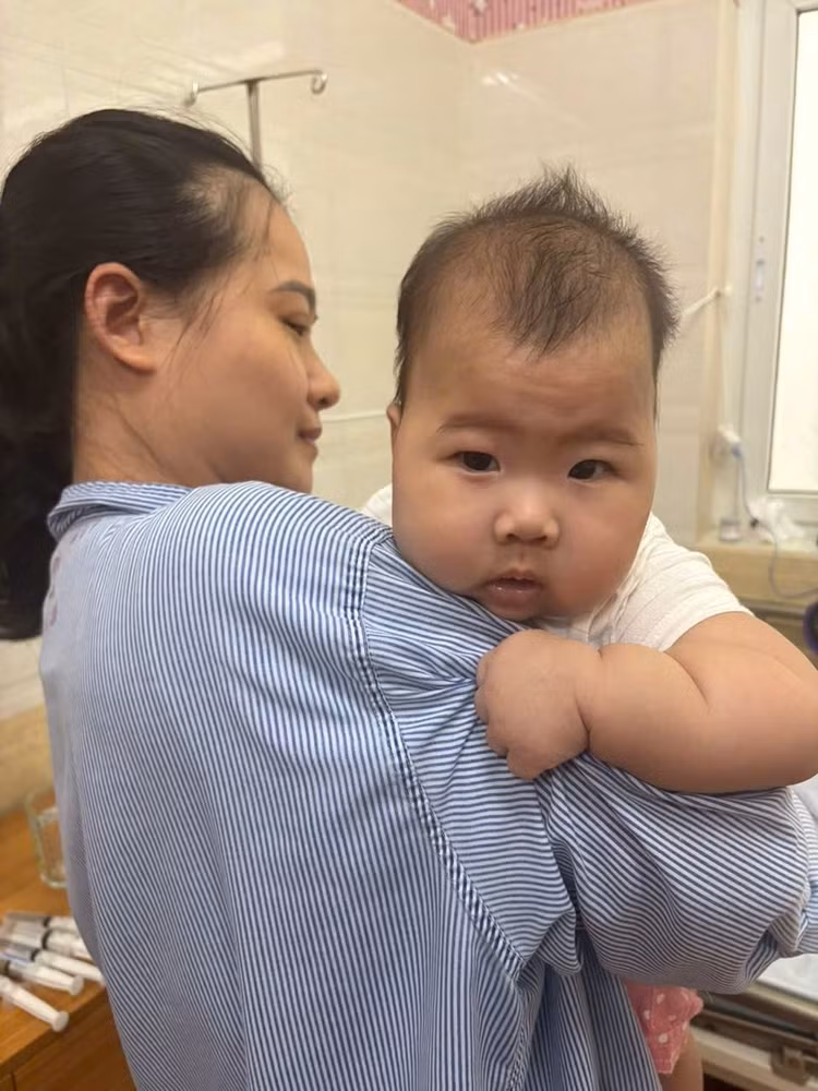 Bé gái 5,5 tháng tuổi đã hồi phục về bên mẹ - Ảnh BVCC