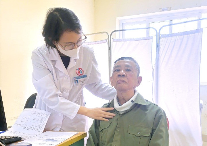 Thăm khám cho người bệnh - Ảnh BVCC