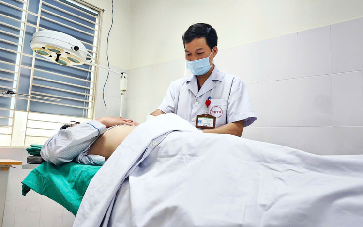 Bác sĩ Trần Duy Hiến thăm khám cho bệnh nhân - Ảnh BVCC