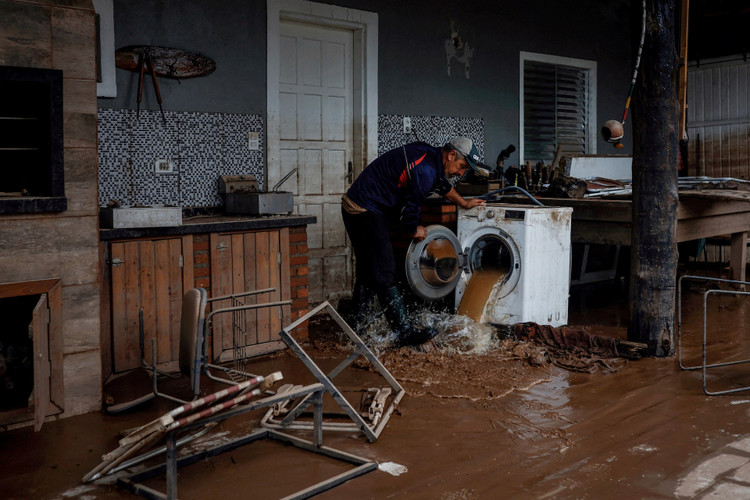 2024 in photos: the world under water