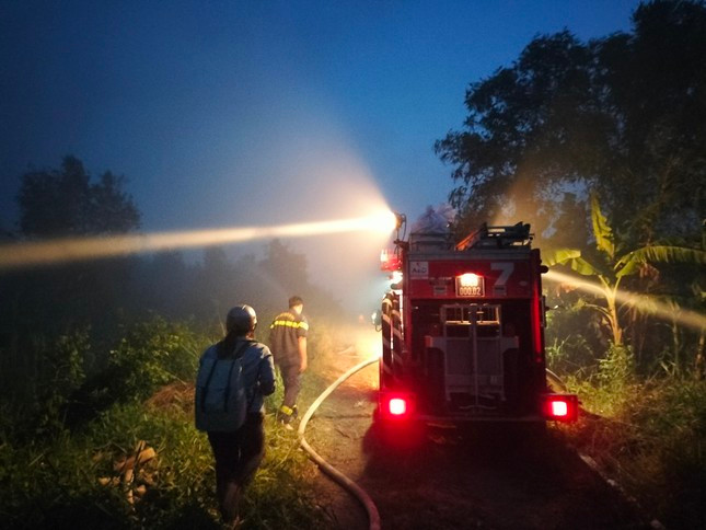 Phương tiện chữa cháy được huy động tối đa - Ảnh: Tiền Phong
