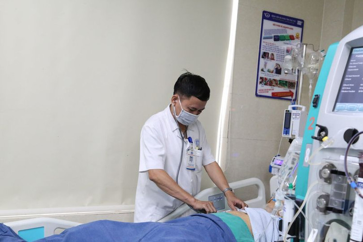 BSCKII Đỗ Đức Dũng đang thăm khám người bệnh lạm dụng thuốc nam