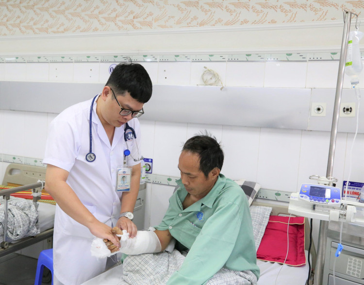 thăm khám cho bệnh nhân sau phẫu thuật