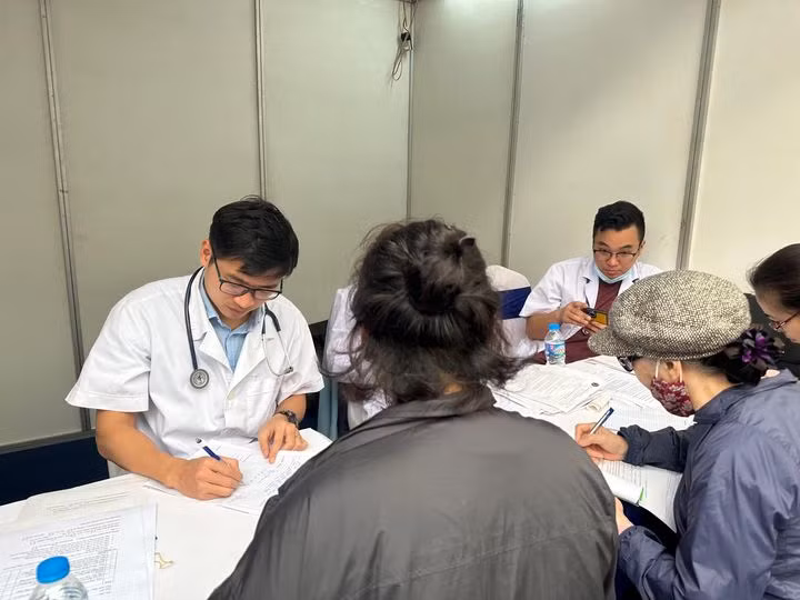 Thăm khám cho bệnh nhân tại bệnh viện Phổi Hà Nội