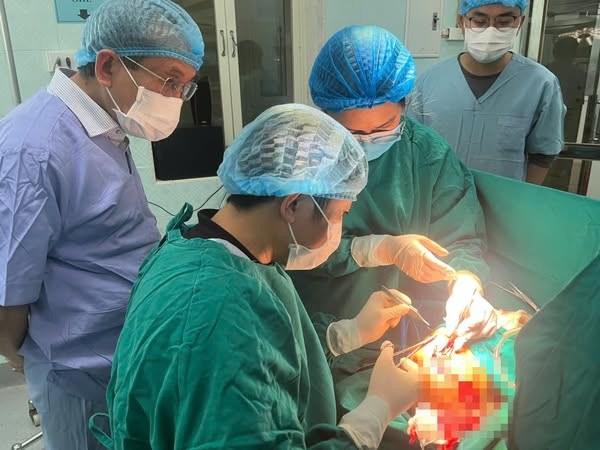 Cứu trẻ 15 tuổi ngã đạp điện nguy kịch tính mạng - Ảnh BVCC