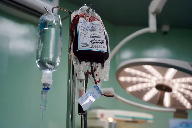 Truyền máu cho bệnh nhân trong quá trình phẫu thuật - Ảnh BVCC