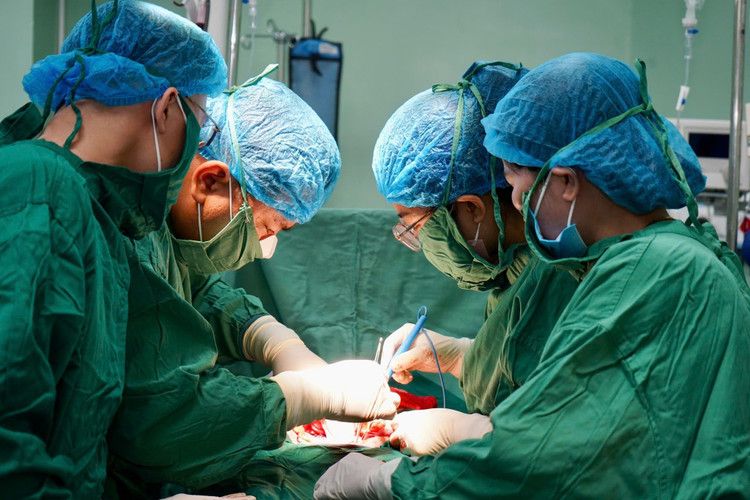 Ca phẫu thuật cho sản phụ bị rau tiền đạo trung tâm, rau cài răng lược thể nặng - Ảnh BVCC