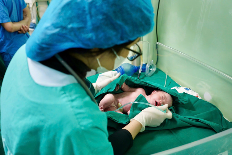 Bé gái 2.200 gram khỏe mạnh cất tiếng khóc chào đời - Ảnh BVCC